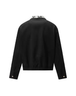 シンプルで多用途なジャケット