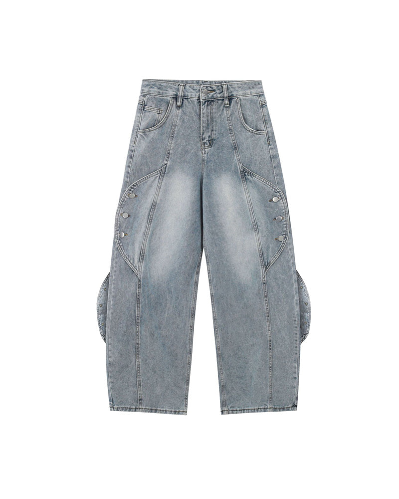 シンプルでゆったりとしたデニムパンツ