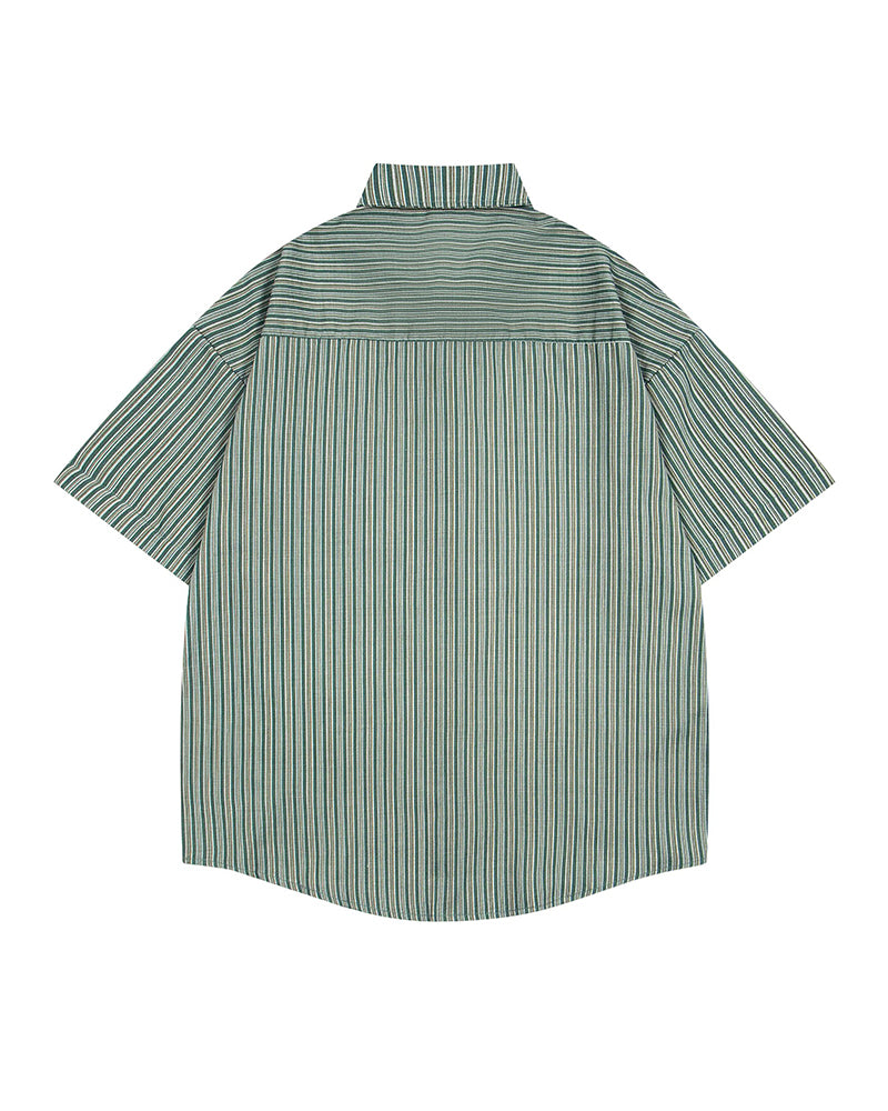 シンプルなストライプの半袖シャツ