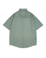 シンプルなストライプの半袖シャツ