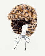 ヒョウ柄の暖かい帽子