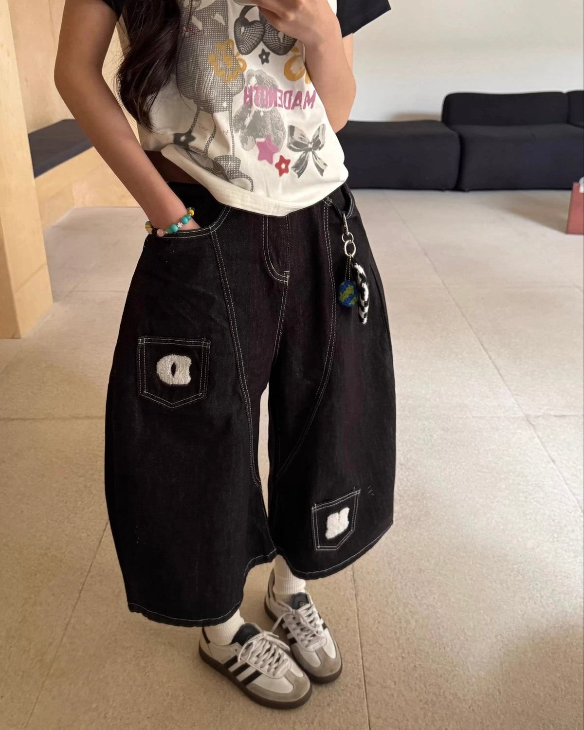 カジュアルなストレートレッグクロップドジーンズ