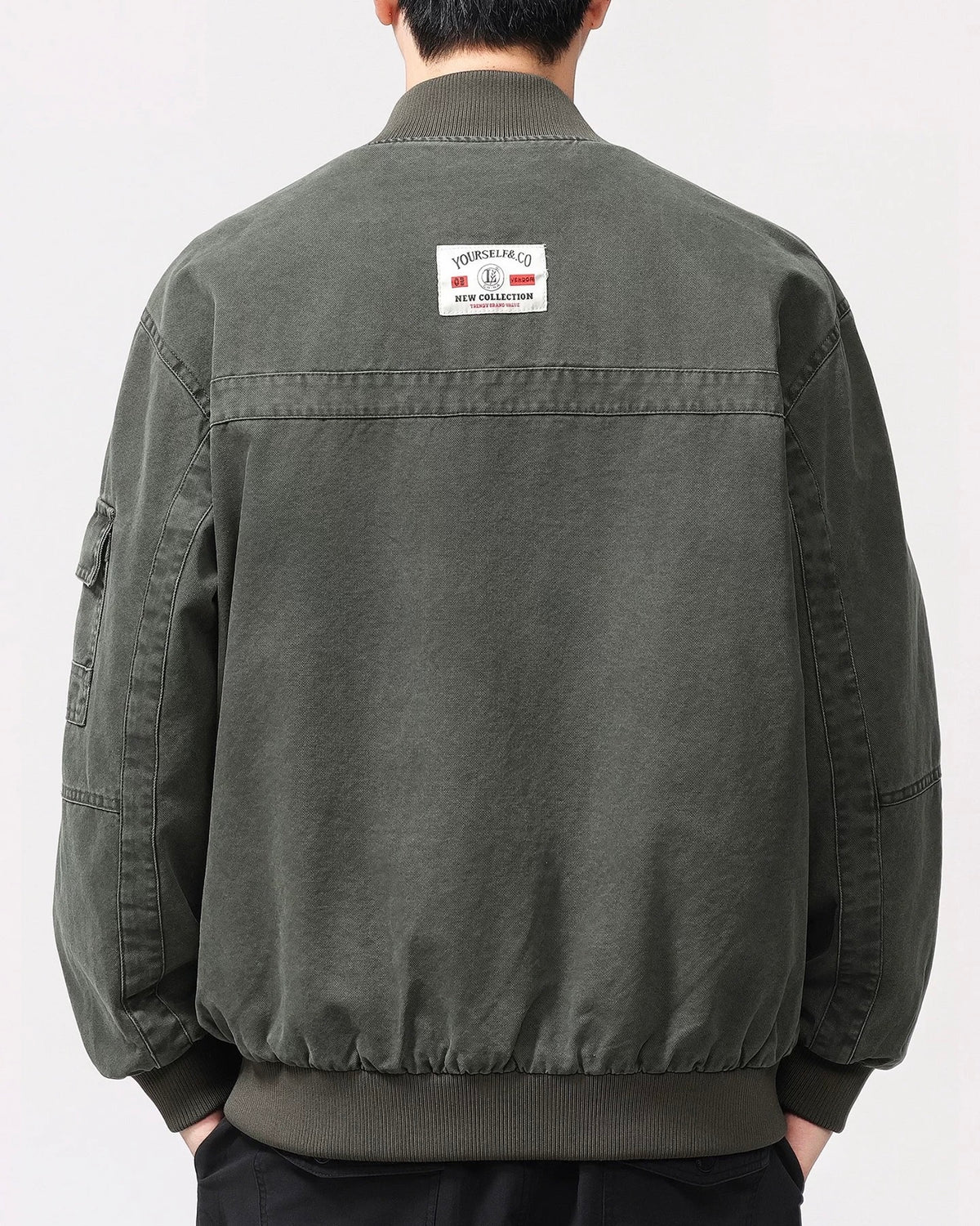 カジュアルなダメージ加工のベースボールジャケット