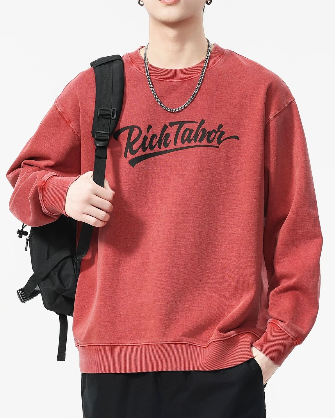 シンプルで汎用性の高いカジュアルスウェットシャツ