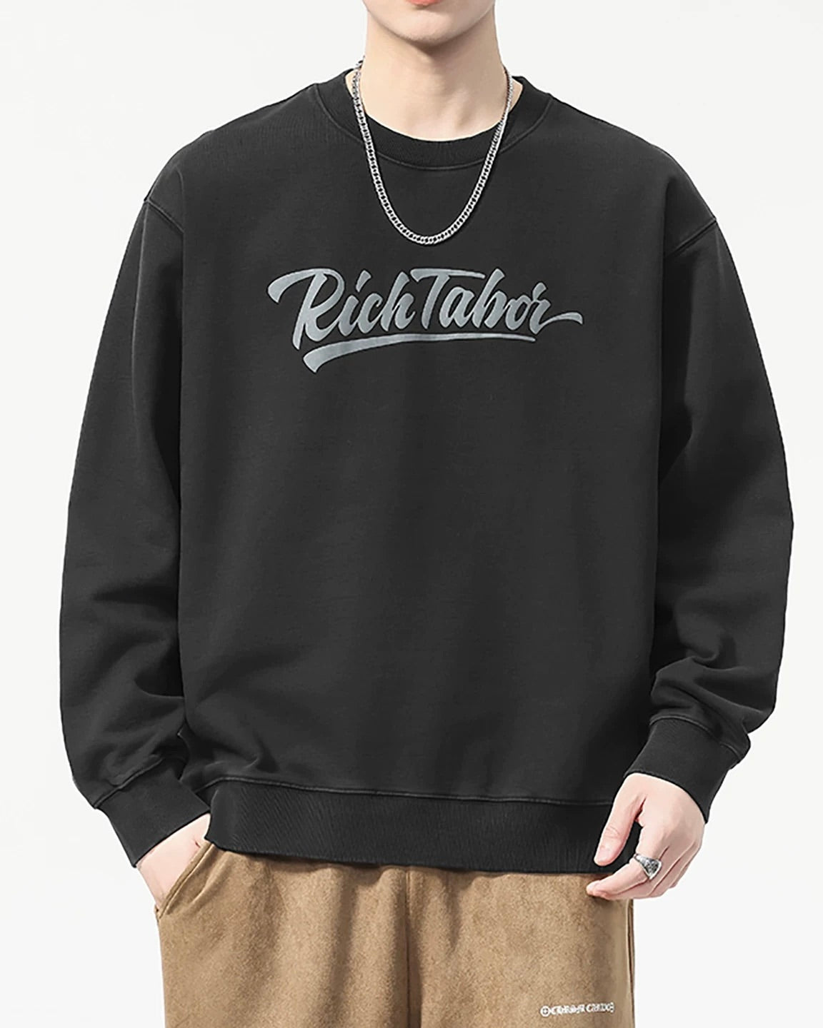 シンプルで汎用性の高いカジュアルスウェットシャツ