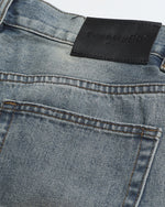 インクが飛び散ったデニムのクロップドパンツ