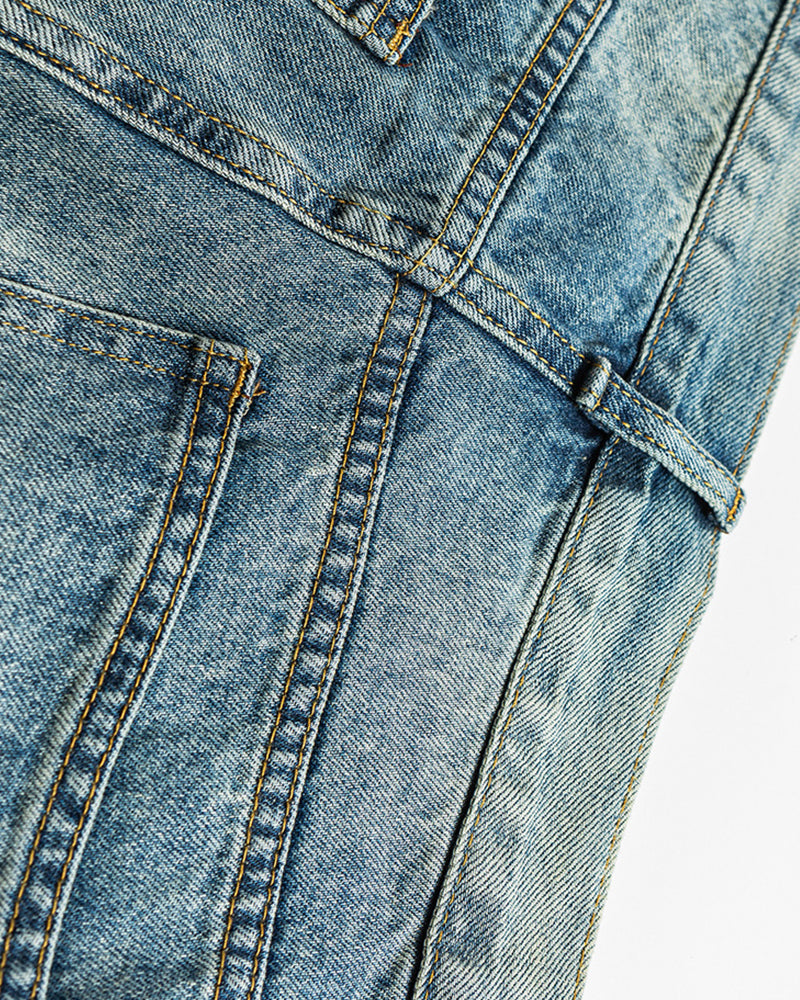 ウォッシュ加工のストレートレッグジーンズ