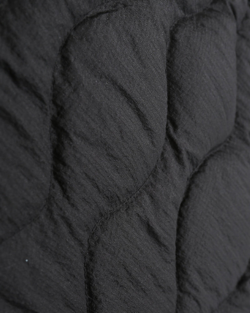 カジュアルな軽量ダウンジャケット