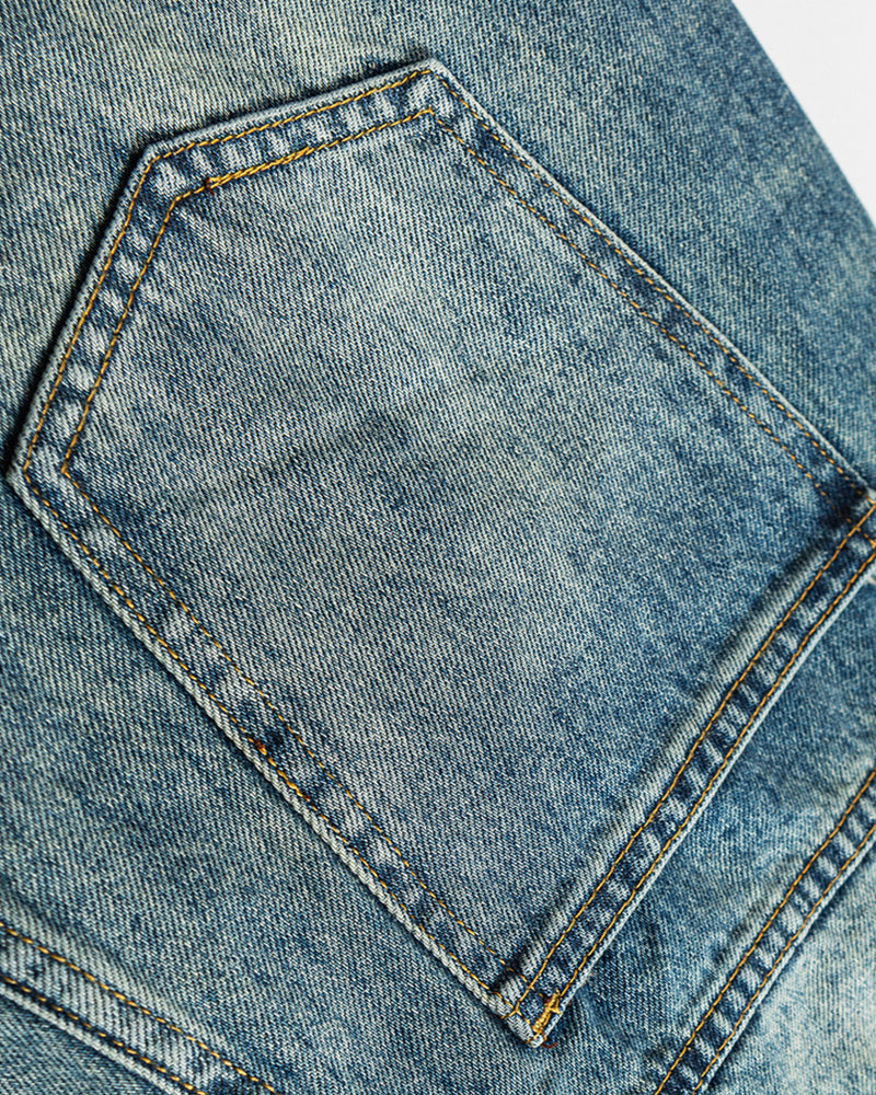 ウォッシュ加工のストレートレッグジーンズ