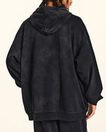 カジュアルなフード付きスウェットシャツ