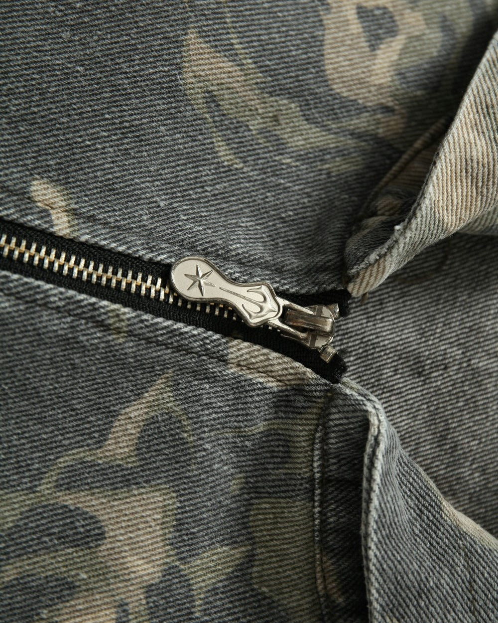 グラフィティ迷彩ジャケット