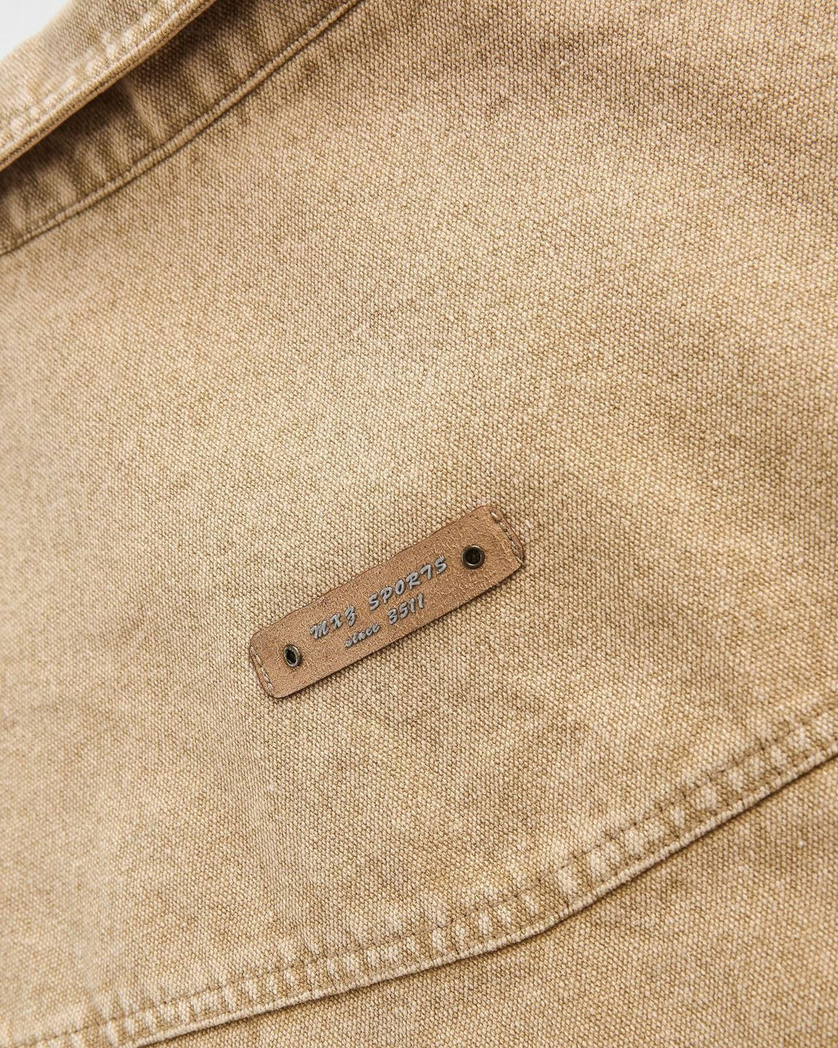 シンプルなデニムジャケット