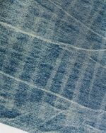 ウォッシュ加工のストレートレッグジーンズ