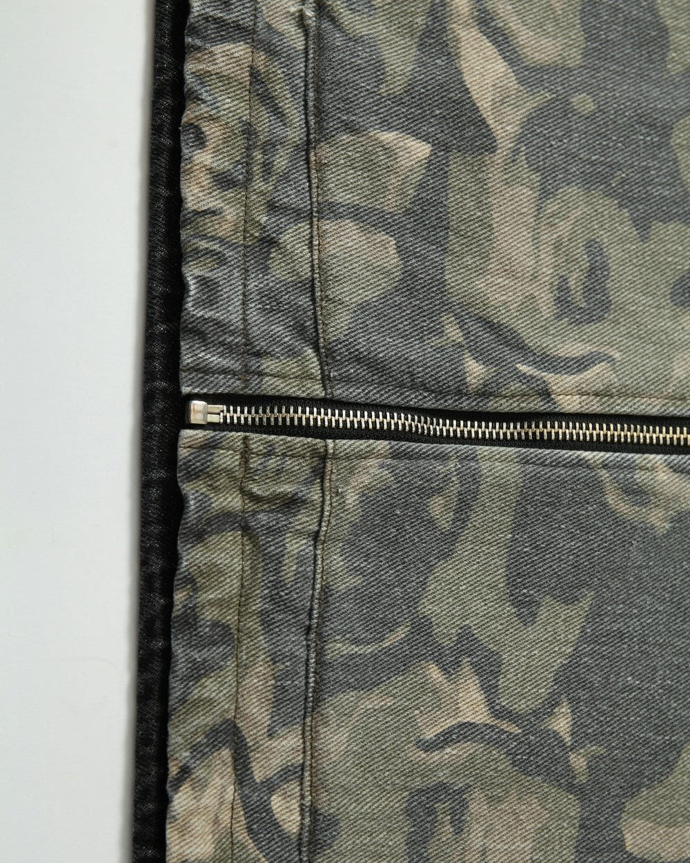 グラフィティ迷彩ジャケット