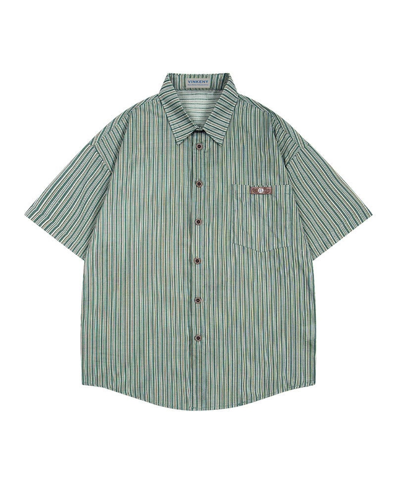 シンプルなストライプの半袖シャツ