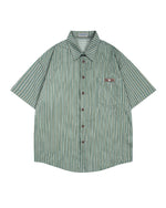 シンプルなストライプの半袖シャツ