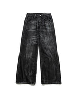 ウォッシュ加工のストレートレッグジーンズ