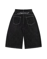 カジュアルなストレートレッグクロップドジーンズ