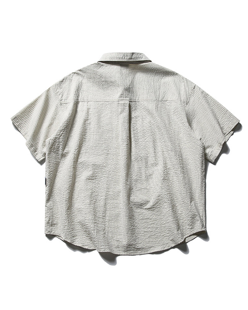 カジュアルなストライプの半袖シャツ