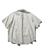 カジュアルなストライプの半袖シャツ