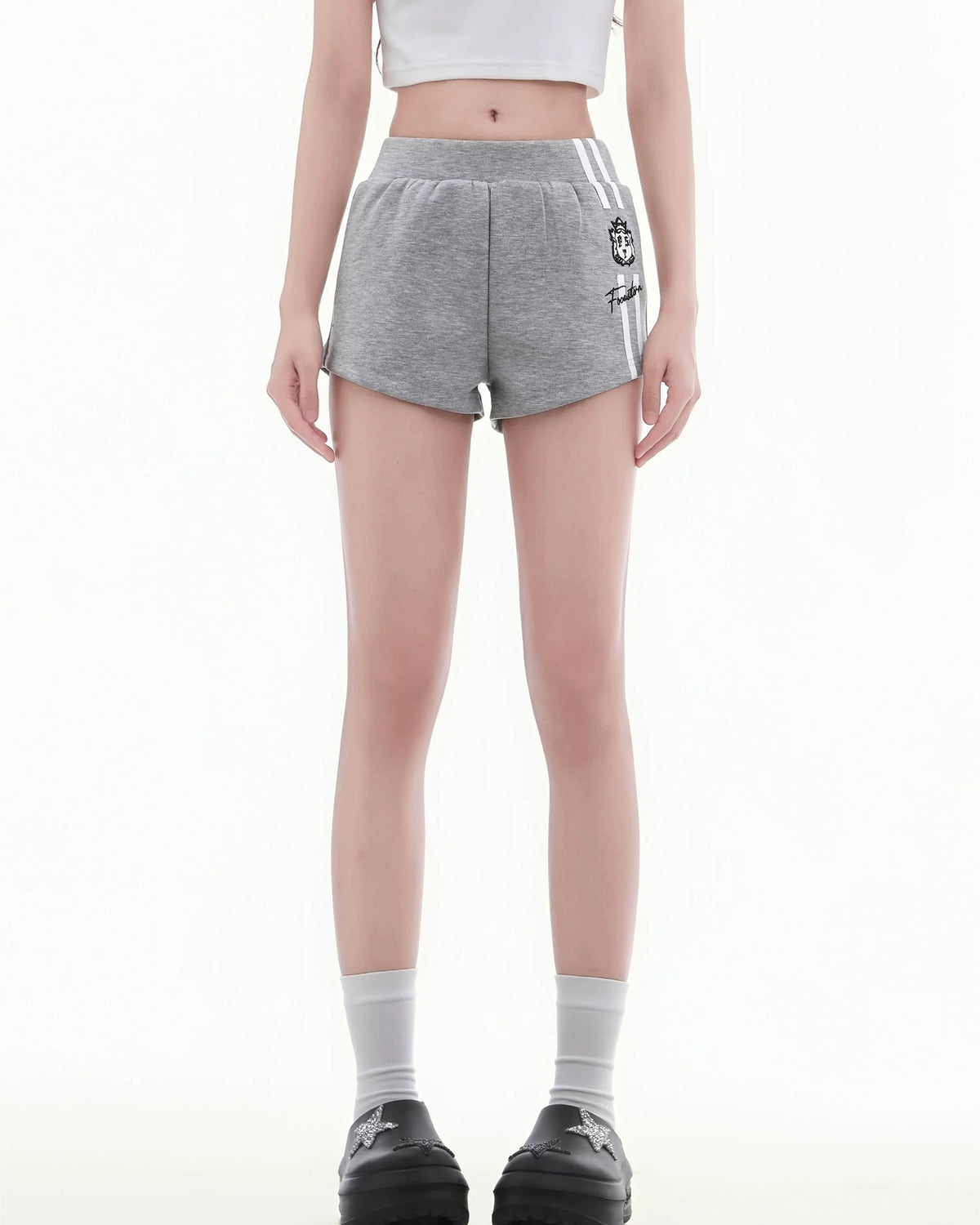 レトロなコントラストのカジュアルショートパンツ