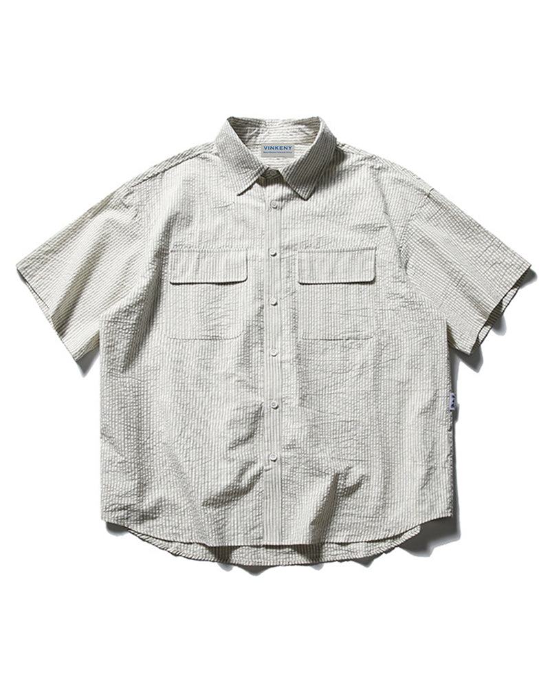 カジュアルなストライプの半袖シャツ