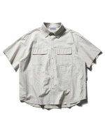 カジュアルなストライプの半袖シャツ