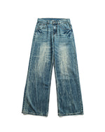 ウォッシュ加工のストレートレッグジーンズ