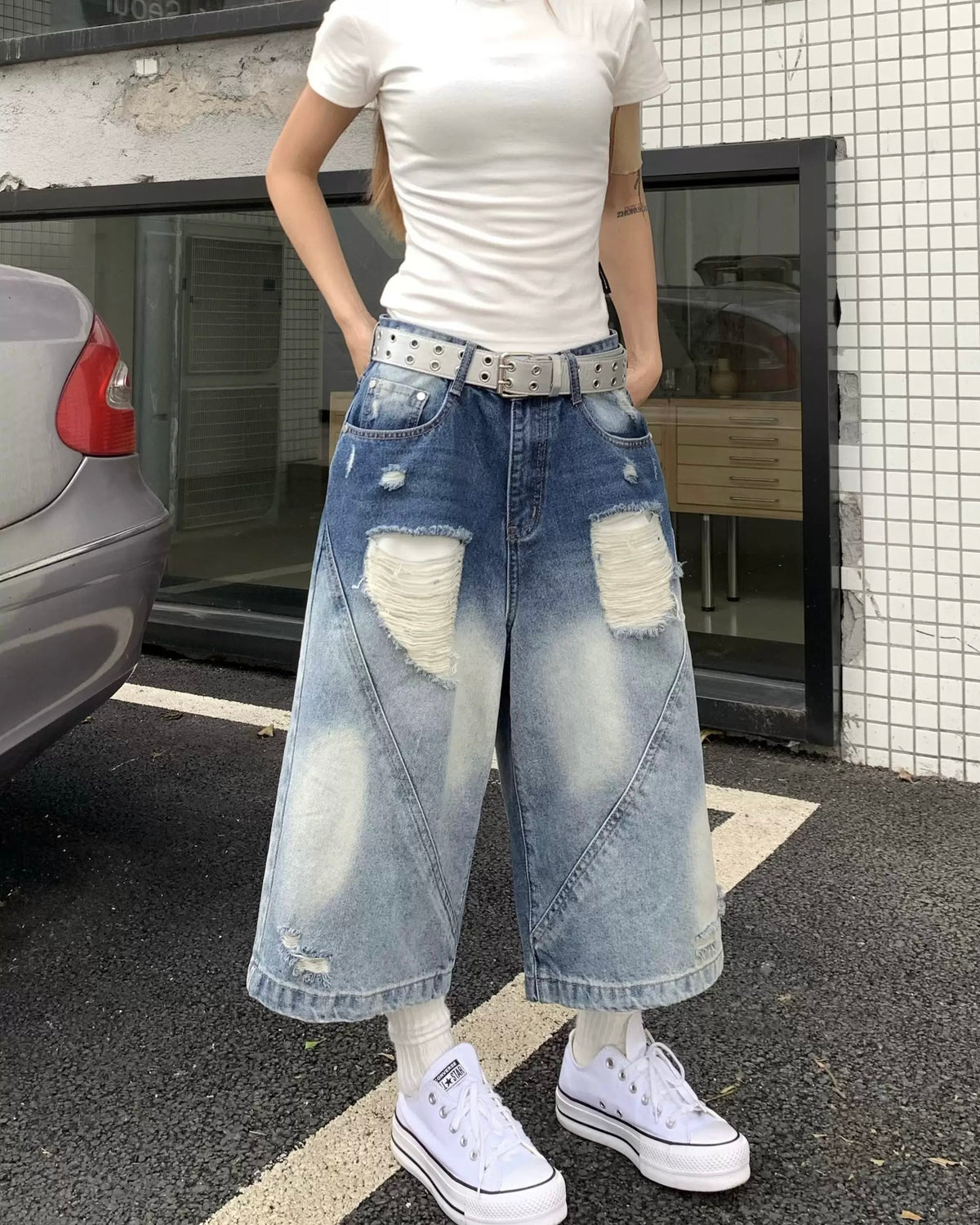 グラデーションの破れたデニムショートパンツ