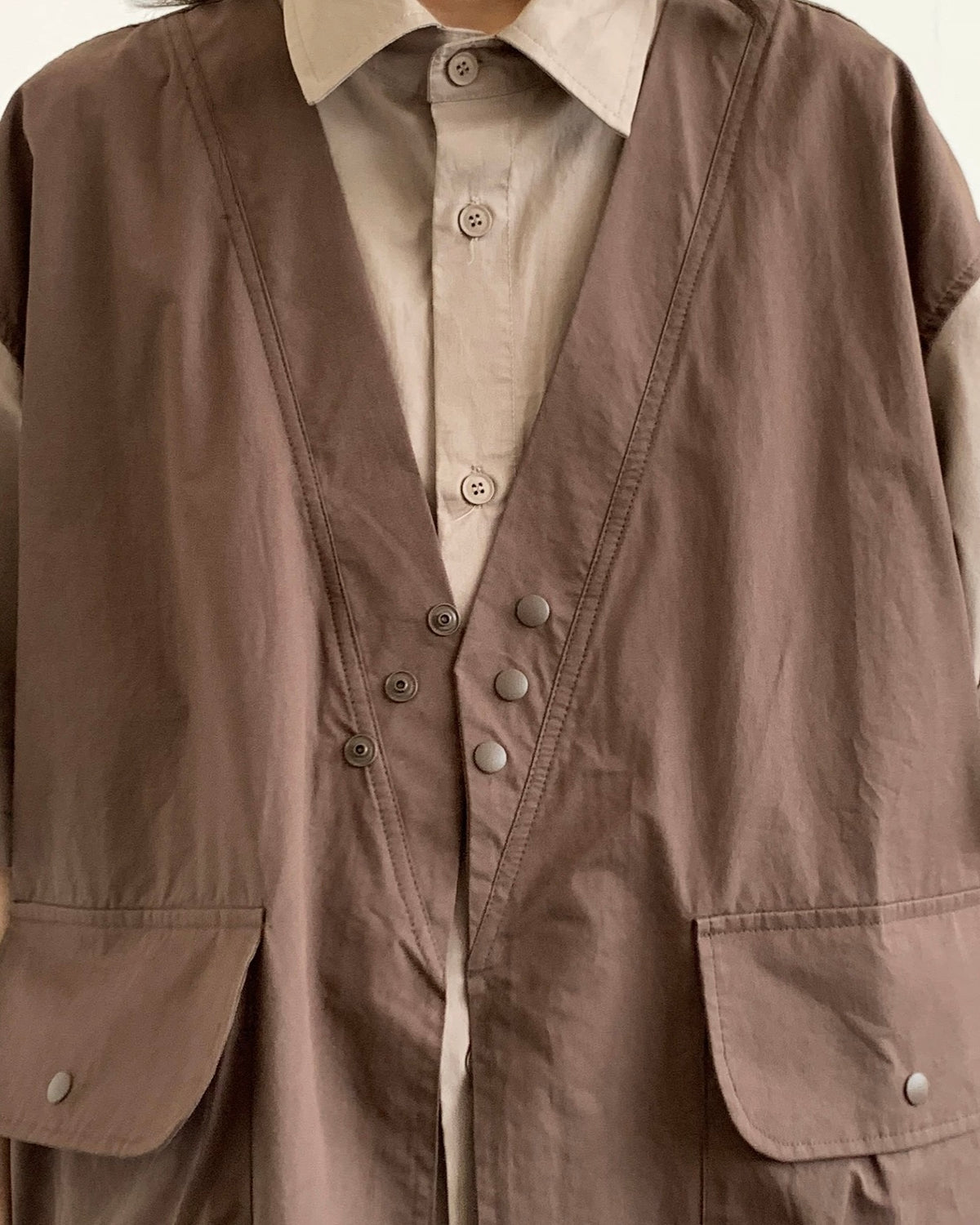 コントラストカラーステッチのフェイクツーピースシャツ