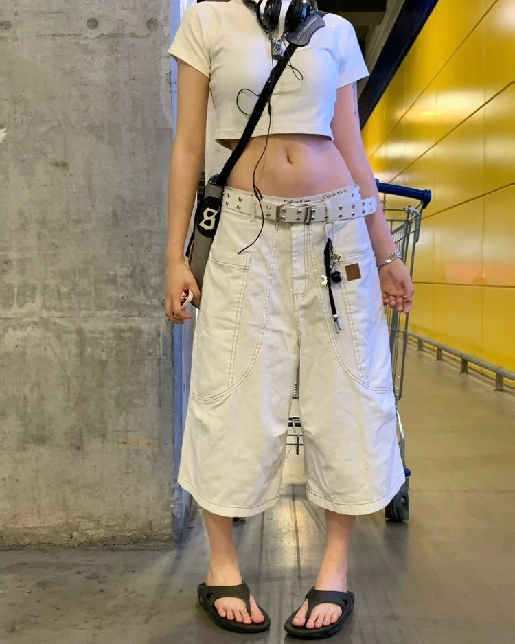 ゆったりとしたカジュアルなカーゴショーツ