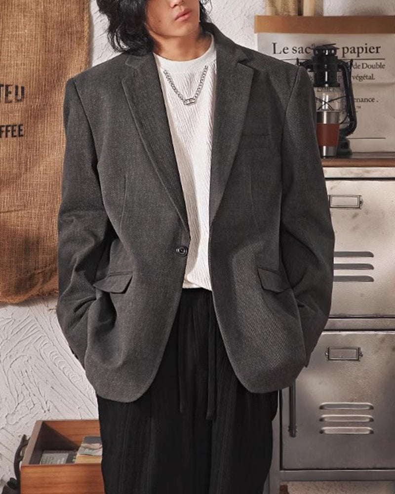 カジュアルでゆったりとしたスーツジャケット