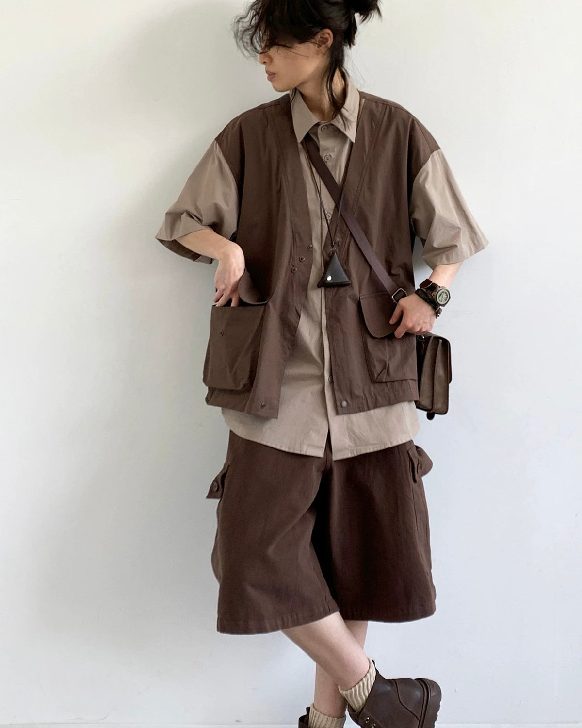 コントラストカラーステッチのフェイクツーピースシャツ