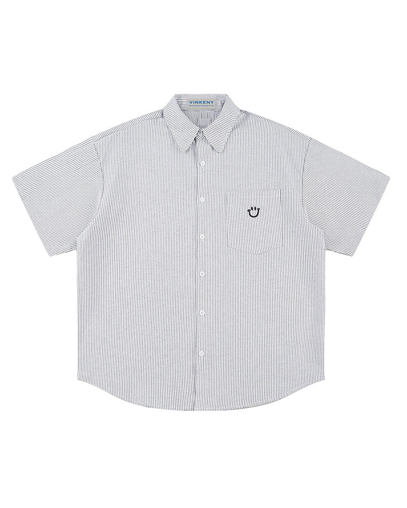 ゆったりとした半袖シャツ