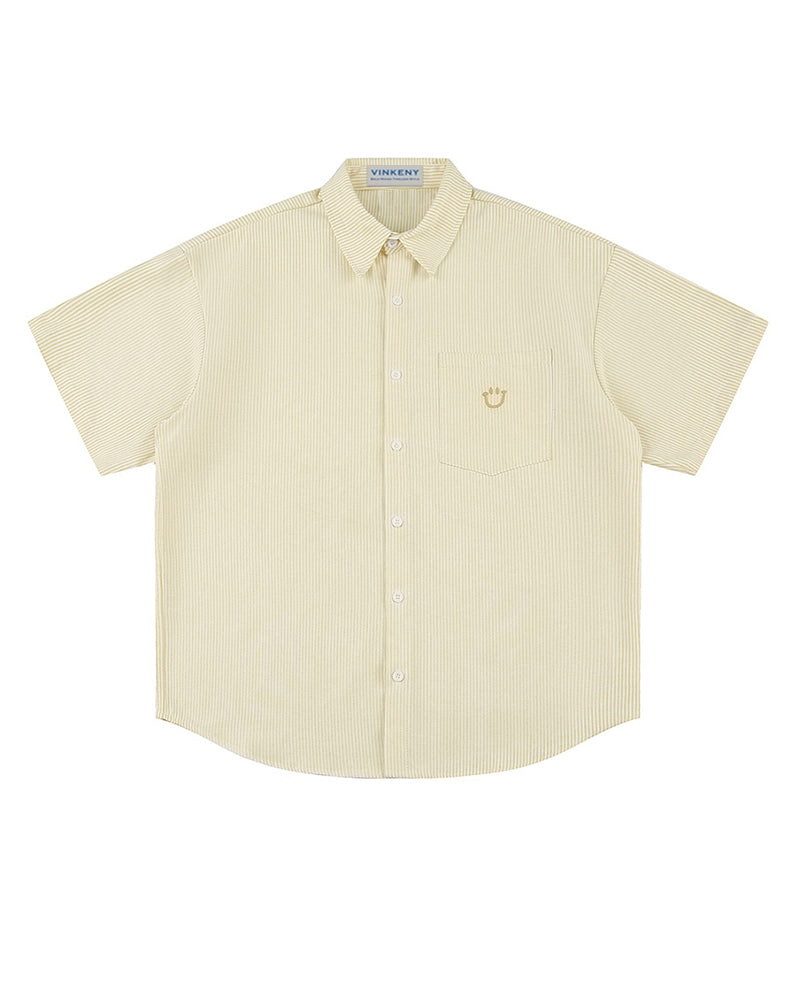 ゆったりとした半袖シャツ