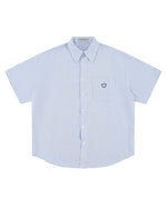 ゆったりとした半袖シャツ