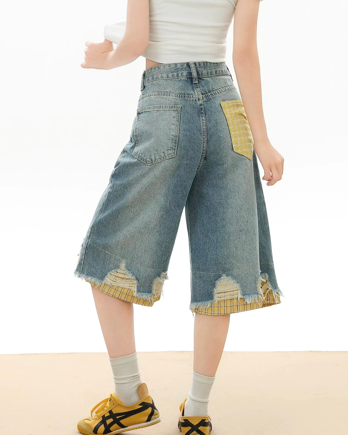 シンプルなデニムショートパンツ