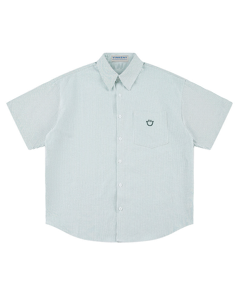 ゆったりとした半袖シャツ