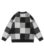 チェック柄のカップルセーター