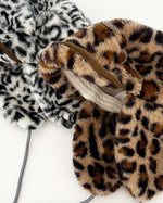 ヒョウ柄の暖かい帽子