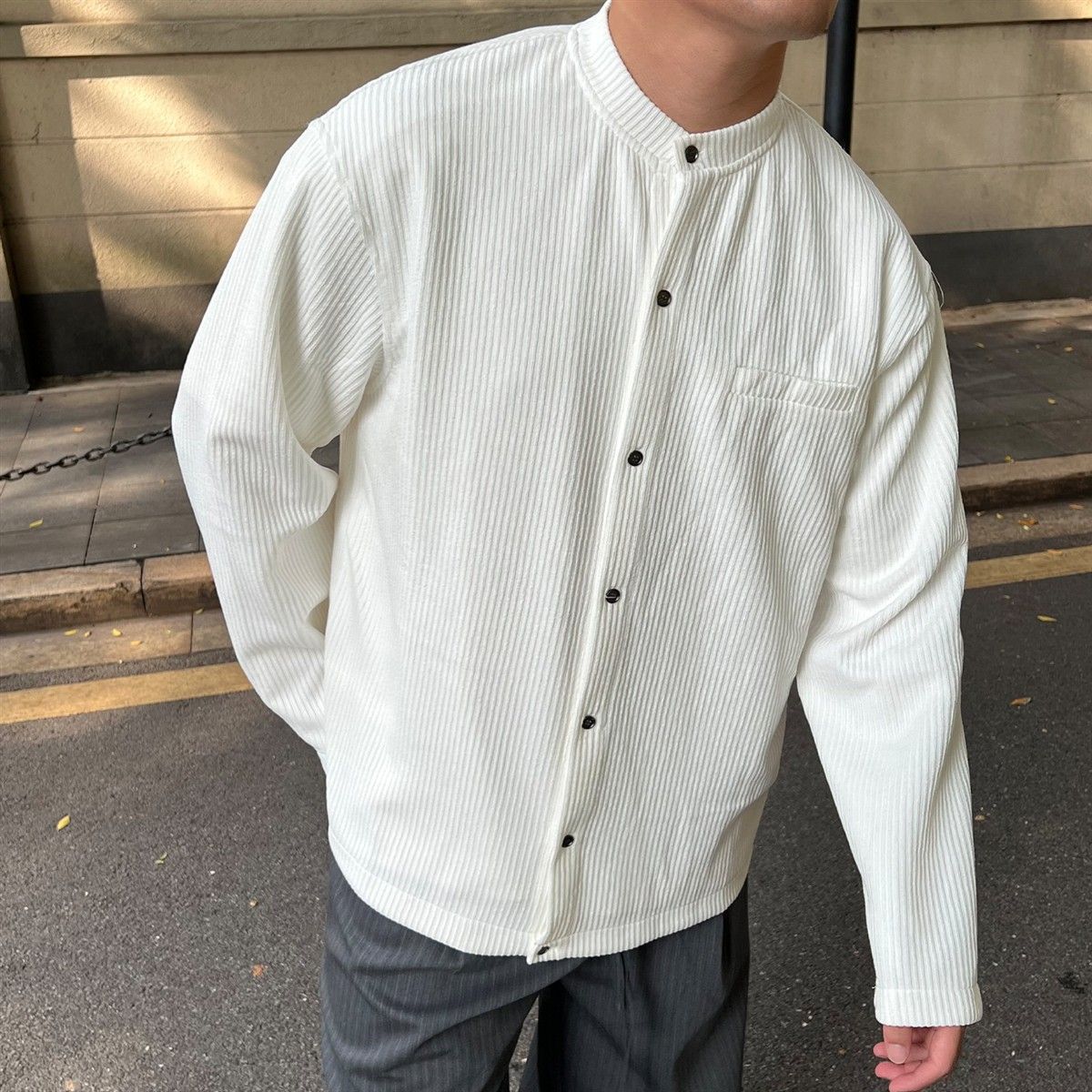 無地のゆったりとした長袖シャツ