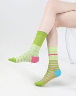 カラフルなパッチワークのオールマッチストライプソックス