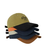 コントラストカラーの野球帽