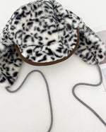 ヒョウ柄の暖かい帽子