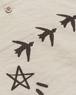 楽しいイラストが描かれた半袖シャツ