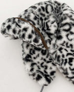 ヒョウ柄の暖かい帽子