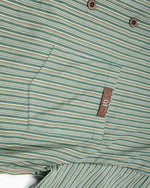 シンプルなストライプの半袖シャツ