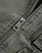 カジュアルなダメージ加工のベースボールジャケット