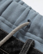 ダメージ加工のカジュアルジーンズ