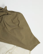 コントラストカラーのカジュアルステートメントパンツ